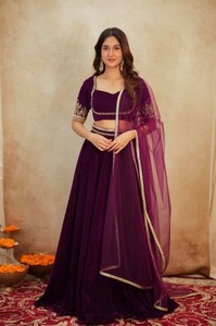 Conjunto de Lehenga Choli de Terciopelo Morado con Blusa Bordada y Dupatta de Tela de Red para Mujer, Ideal para Bodas y Fiestas - Product Image 3