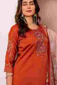 Ensemble Kurti, pantalon et dupatta en viscose de soie de qualité supérieure avec broderie – Vêtements ethniques élégants pour le Royaume-Uni, les États-Unis et le Canada - Product Image 3