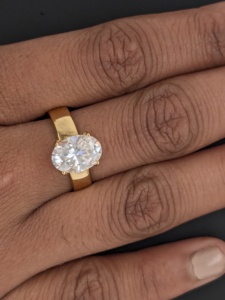 แหวนหมั้นเพชรโมอิสซาไนต์ทรงรี 2.20 กะรัต ยี่ห้อ Lurba Jewels ดีไซน์คริสเตียน ผิวขัดเงา ทองคำแท้ 14K สีเหลือง แหวนแต่งงาน - Product Image 6