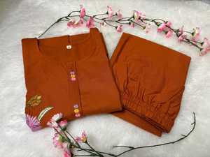 Conjunto de Dos Piezas de Algodón Premium con Hermoso Bordado de Diseño, Top de Algodón Combinado con Pantalón de Algodón - Product Image 6