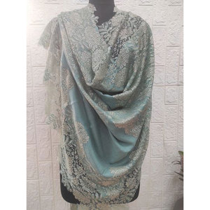 Étole élégante en fine laine avec dentelle brillante 70x200 cm – Qualité supérieure, légère, douce et chaude – Châle de créateur pour femme – En stock - Product Image 3