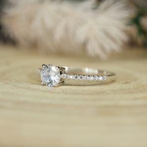 Bague de fiançailles élégante pour femme en argent sterling 925 plaqué or avec sertissage griffe et pierre principale Moissanite VVS 1 carat certifiée GRA - Product Image 3
