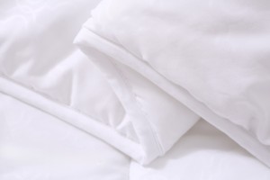 Couette d'hiver matelassée en polyester blanc hypoallergénique, respirante, lavable en machine - Product Image 5