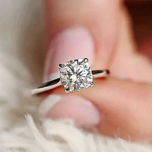 Bague solitaire en or rose 14 carats avec diamant taille coussin 1,30 carat, sertie à griffes, certifiée, style minimaliste, cadeau de mariage - Product Image 2