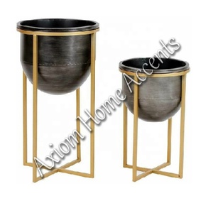 Axiom Home Accents Juego de tres macetas modernas y elegantes para decoración de jardín interior y exterior para plantas pequeñas - Product Image 3