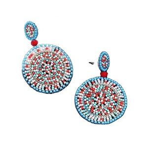 Boucles d'oreilles à breloques en perles de rocaille de bohème faites à la main de créateur de mode antique Bijoux élégants multicolores uniques - Product Image 1