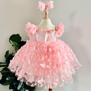 Robe de princesse papillon pour fille 164 avec corsage à sequins, jupe en tulle superposée, grandes ailes au dos et détail nœud pour les fêtes par Nhung Nguyen - Product Image 5