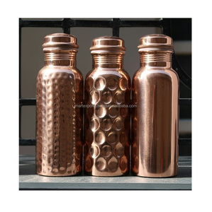 Bouteille d'eau en cuivre authentique, idéale pour un usage quotidien, favorisant la digestion, l'hydratation et l'équilibre. - Product Image 5