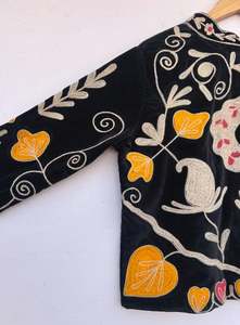 Veste en velours unisexe grise avec broderie Suzani, motif floral vintage bohème chic, boutonnée, idéale pour l'hiver - Product Image 2