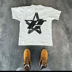 เสื้อยืดแฟชั่นผ้าฝ้ายถัก 100% พิมพ์ลายดิจิทัล ระบายอากาศได้ดี ตกแต่งคริสตัลไรน์สโตน ขายส่ง - Product Image 3