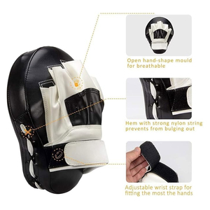 Guantes de boxeo de PU blancos y negros con diseño curvo, duraderos, para entrenamiento de kickboxing y artes marciales personalizadas. - Product Image 2