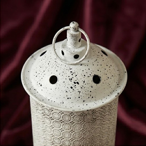 Farol cilíndrico de metal blanco envejecido con diseño floral perforado y asa de anillo en la parte superior - Product Image 3