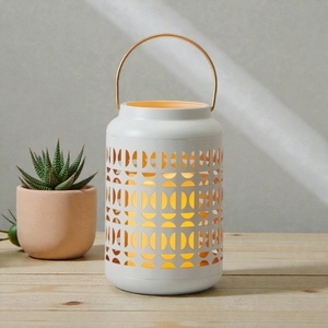 Linterna de acero blanca con recortes geométricos, decoración portátil para el hogar - Product Image 1