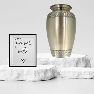 โกศแกะสลักด้วยมือแบบพรีเมี่ยมสำหรับขี้เถ้าทำจากทองเหลือง - Product Image 3