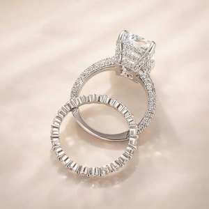 Bague de fiançailles luxueuse en argent sterling 925 avec moissanite taille radiant de 7,0 carats, halo caché et alliance classique plaquée or à taille complète - Product Image 5
