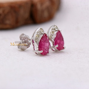 Boucles d'oreilles clous en or blanc massif 18 carats avec rubis naturel taille poire et halo de diamants, collection Memoria Jewels, vente en gros - Product Image 1
