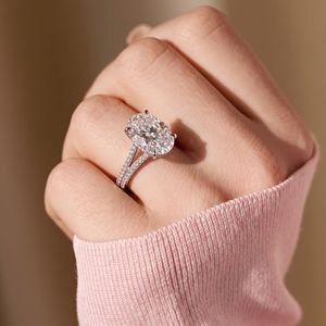 Anillo de Diamante Ovalado Brillante Cultivado en Laboratorio con Certificación IGI, Cuatro Puntas con Micro Pavé Oculto Bajo Halo, Anillo Elegante con Banda Dividida - Product Image 1