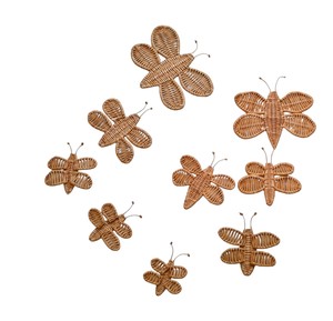 Adorno de pared de ratán con diseño de abeja y mariposa para dormitorio de niña, hecho con material vegetal natural, decoración infantil. - Product Image 1