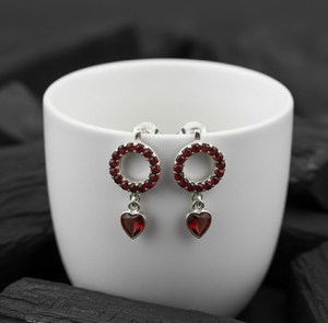 Pendientes de plata de ley 925 con granate en forma de corazón, joyería de piedra de nacimiento de enero, regalo para mujer, elegantes y minimalistas - Product Image 1