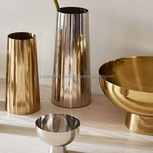 Jarrón de metal con diseño floral llamativo para decoración de interiores, con un diseño audaz y una presencia artística que llama la atención. - Product Image 1