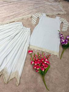 Présentation de la collection de vêtements de créateurs : haut en faux georgette de qualité supérieure, richement brodé, et sharara palazzo avec dupatta. - Product Image 3