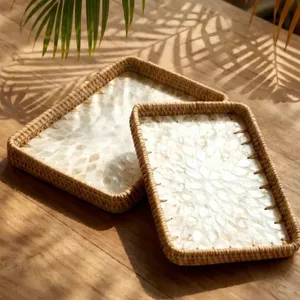 Ensemble de 2 plateaux décoratifs ronds, style bohème, en fibres végétales tissées avec incrustation de coquillages blancs, faits à la main, multifonctionnels - Product Image 1