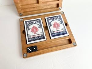 Caja de almacenamiento de cartas de madera hecha a mano con cartas de juego y dados grabados, diseño rectangular de madera maciza para uso en mesa. - Product Image 2