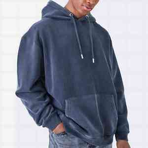 Sudadera Urbana Oscura con Texto Gráfico Atrevido y Arte en las Mangas, Moda Urbana Moderna, Corte Cómodo y Relajado, Sudadera para Uso Diario - Product Image 1