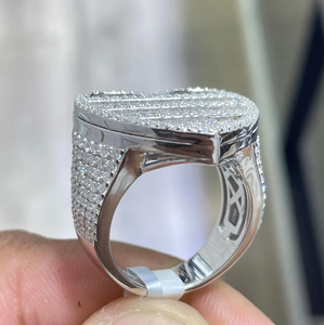Anillo de Moissanita con Corazón Plateado y Diamantes, Joyería de Lujo Unisex, Estilo Baguette, Bañado en Rodio - Product Image 2