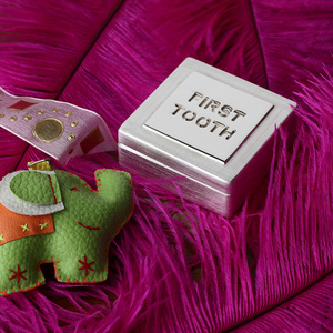 Boîte à Première Dent de Bébé en Laiton Plaqué Argent Style Antique pour Fête d'Anniversaire - Product Image 1
