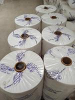 Rouleau de tissu non tissé respirant résistant à l'eau à pois blancs 70 GSM 100% polypropylène spunbond écologique durable léger