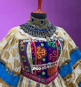Vestido corto tradicional afgano Kuchi con intrincados bordados de seda multicolor y patrones tribales geométricos - Product Image 2