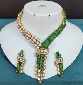 Collier de qualité supérieure avec de magnifiques boucles d'oreilles, pouvant être porté avec des tenues ethniques et occidentales, léger et idéal pour les soirées. - Product Image 3