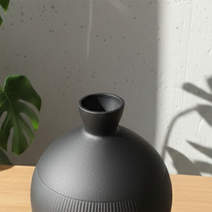 Vase à fleurs moderne noir mat texturé, doté d'un corps arrondi, de détails cannelés au bas et d'un col fin, pour une décoration contemporaine - Product Image 4