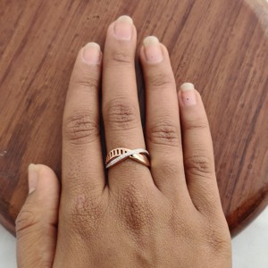 แหวนทองคำ 18K ประดับเพชรทรงไขว้สำหรับผู้หญิง ดีไซน์เรขาคณิตทันสมัย วงแหวนไขว้แบบฝังเพชร เครื่องประดับชั้นดีสำหรับงานแต่งงานและงานปาร์ตี้ - Product Image 5