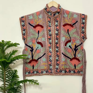 Chaleco Suzani de terciopelo hecho a mano, chaqueta boho bordada, chaleco sin mangas para mujer - Product Image 1