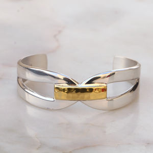 Bracelet manchette bicolore en laiton, jonc martelé en métaux mélangés, bijoux modernes et minimalistes aux tons argent et or - Product Image 1