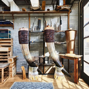 Mug de Luxe Gravé en Corne de Buffle Durable avec Support en Cuir – Tasse à Bière Médiévale Faite à la Main pour Mead Viking – Article de Collection - Product Image 1