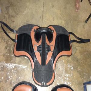 Selle d'obéissance anglaise sans arceau en cuir miniature de haute qualité, confort équestre, siège léger et souple, personnalisable - Product Image 5