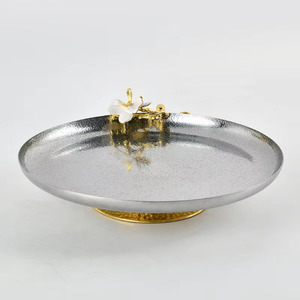 Support à gâteau élégant texturé argenté avec base martelée dorée et une poignée décorative en forme de branche florale blanche exquise - Product Image 3