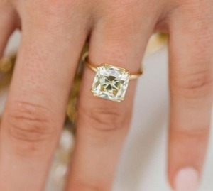 Anillo Solitario de Diamante Corte Asscher Canario, Joyería de Oro Sólido para Mujer, Diseño de Piedra de Nacimiento Amarilla, Refinado para Uso Diario, Romántico y Elegante - Product Image 1