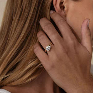 Anillo de compromiso con diamante talla pera, anillo de oro rosa de 14 quilates, anillo solitario moderno, anillo único con diamante pera, anillo nupcial minimalista - Product Image 4