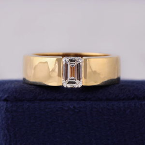 Bague en or jaune 14 carats martelée avec diamant baguette cultivé en laboratoire, design minimaliste de luxe pour mariage, unisexe - Product Image 5
