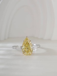 Bague de fiançailles à trois pierres en diamant de laboratoire jaune fantaisie, or 14 carats, certifiée IGI - Product Image 3