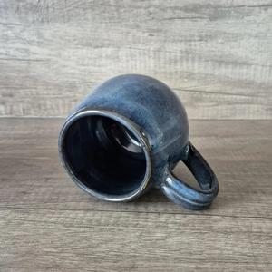 Tasse en céramique sophistiquée avec glaçure indigo profonde, silhouette incurvée, poignée solide, isolation thermique, artisanat pour vaisselle haut de gamme - Product Image 5