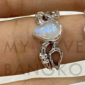 แหวนเงินแท้ 925 รูปทรงลูกแพร์ ประดับมูนสโตนสีขาวรุ้ง ดีไซน์คลาสสิก งานแฮนด์เมด เครื่องประดับอัญมณีสุดหรู ของขวัญสุดพิเศษสำหรับเธอ - Product Image 3