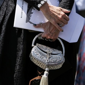 Bolso de mano artesanal indio tradicional de plata oxidada con patrón circular cuadrado, hecho a mano, étnico, para boda, para mujer, de God Grace Craft - Product Image 4