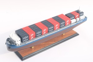 Contenedores Rojos y Azules CMA CGM - Modelo de Buque de Carga Comercial de Madera Hecho a Mano - Product Image 2
