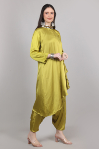 Ensemble moderne pour femmes, 2 pièces, kaftan et dhoti couleur Mehndi avec perles, détails en dentelle et travail de sequins, style tendance pour filles - Product Image 3