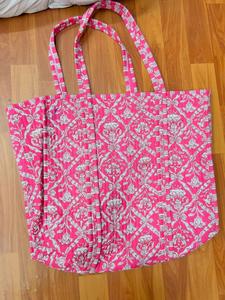 Sac fourre-tout en coton matelassé imprimé à la main en Inde, sac à bandoulière rose vif à motif floral en treillis pour femmes, vente en gros - Product Image 3